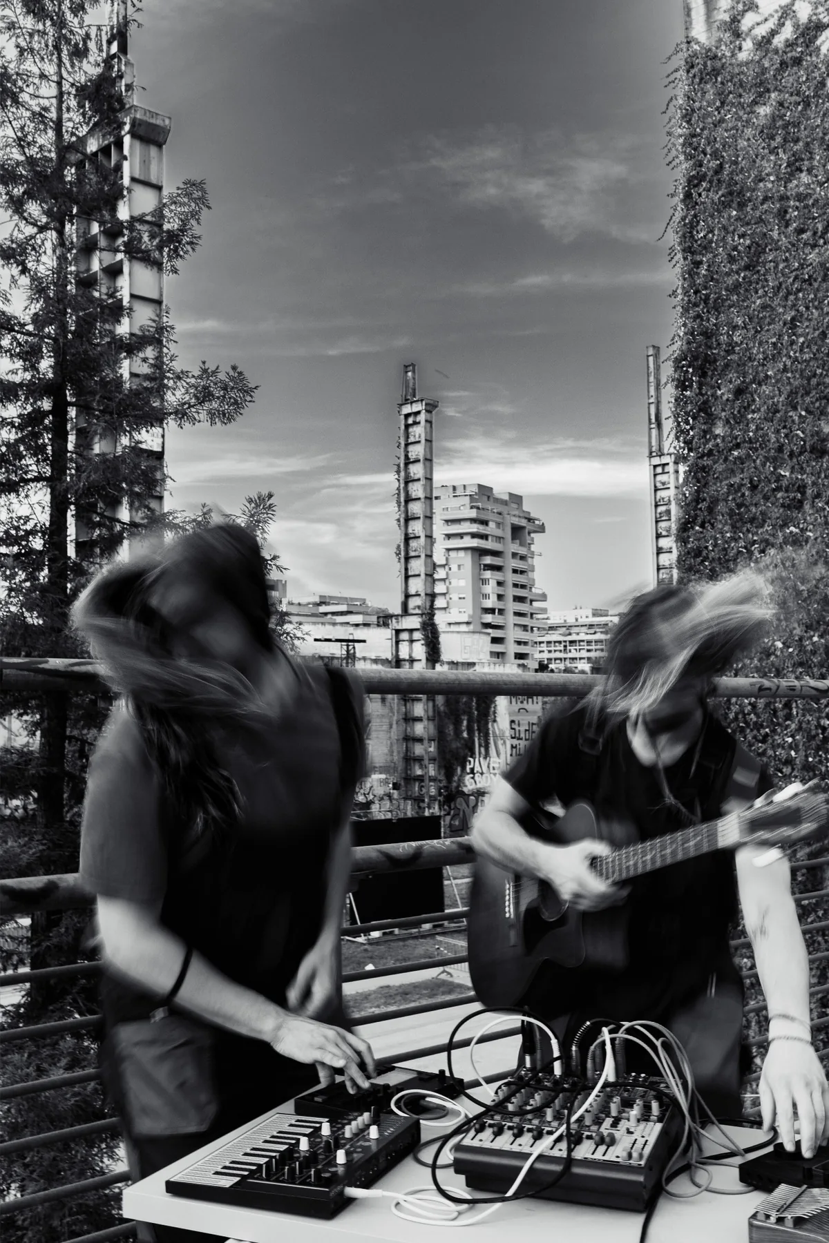 Maceriæ duo performance with electronics and instruments